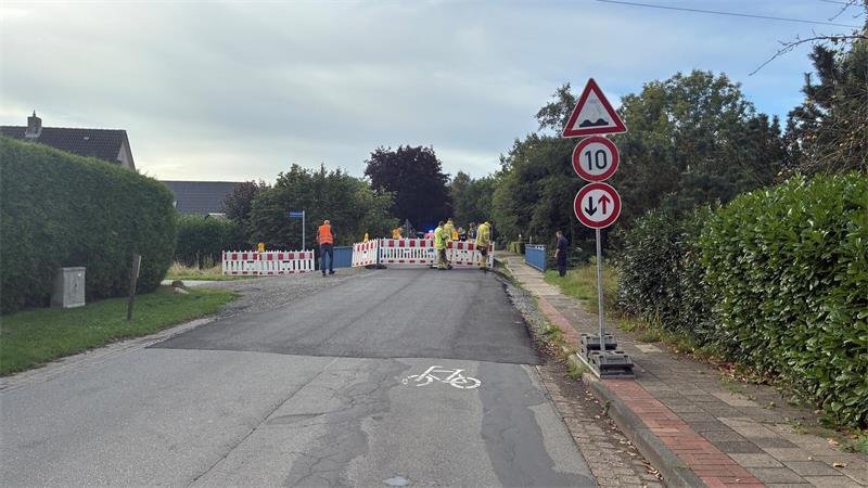 Nach Unfall: Bützflether Brücke in Stade bleibt weiter gesperrt Weil sich auf der Brücke über den Bützflether Kanal eine Metallplatte gelöst hat, bleibt die Flethstraße dort gesperrt.