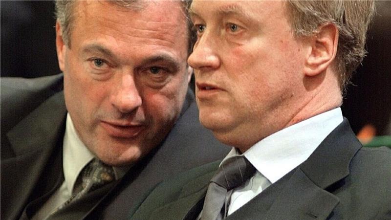 Weil sich der damalige Hamburger Bürgermeister Ole von Beust (CDU) von seinem Innensenator Ronald Schill erpresst fühlt, feuert er ihn ohne große Vorrede. (Archivbild)