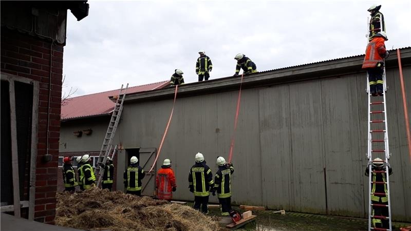 Weil sich ein Scheunendach in Wiegersen zu lösen drohte, installierten die Feuerwehrleute Spannbänder. Foto: Feuerwehr
