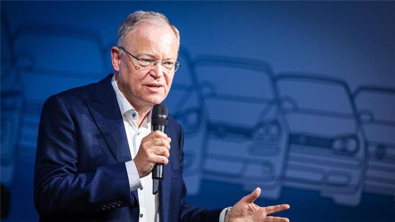 Weil: Alternativen zu VW-Werksschließungen erarbeiten Weil sitzt für Niedersachsen im VW-Aufsichtsrat. (Archivbild)
