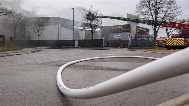 Weil so ein großer Brand viel Wasser braucht, mussten lange Leitungen zu den nahegelegenen offenen Gewässern gelegt werden.