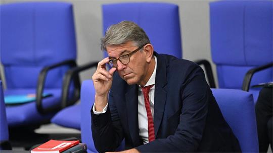 Weimer hatte eine gesetzliche Investitionspflicht zunächst selbst abgelehnt. Inzwischen sieht er in dem Gesetzentwurf einen „klugen Kompromiss“.
