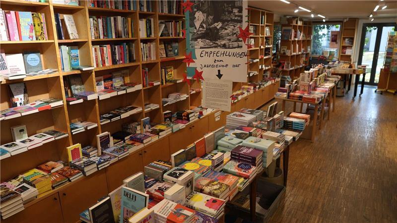 Weimer ließ drei Buchläden wegen „verfassungsschutzrelevanter Erkenntnisse“ von der Liste für den Deutschen Buchhandlungspreis streichen, darunter auch die Buchhandlung „Rote Straße“ in Göttingen. 