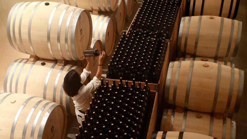 Wein in Fässern und Flaschen: Die Produktion könnte einer Branchenschätzung zufolge in diesem Jahr auf den niedrigsten Stand seit 60 Jahren zurückgehen.
