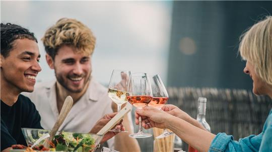 Wein trinken macht Freude - und sorgt für Gesprächsstoff.