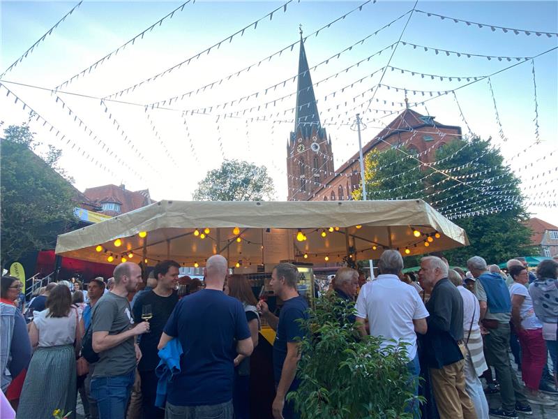 Weine kosten unter freiem Himmel. Foto: Weselmann