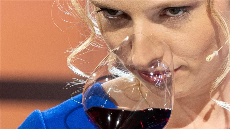 Trotz männlicher Konkurrenz: Anna Zenz ist 77. Weinkönigin Weinkönigin Anna Zenz wird zahlreiche Termine auch im Ausland wahrnehmen.