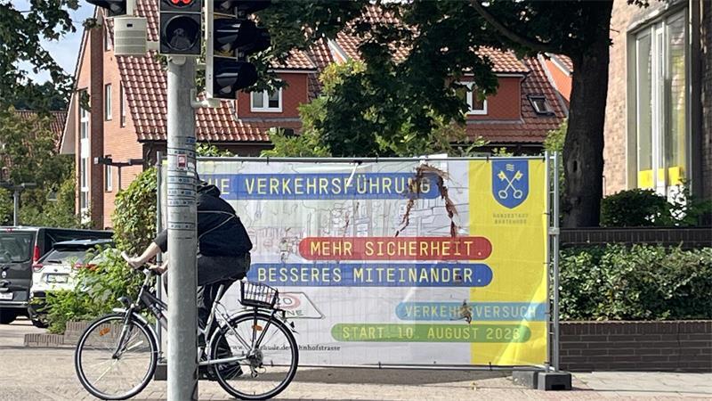 Weiß der Radfahrer, dass er auf der Straße fahren müsste? Das Transparent, mit dem die Stadt über den Verkehrsversuch informiert, ist eigentlich nicht zu übersehen.