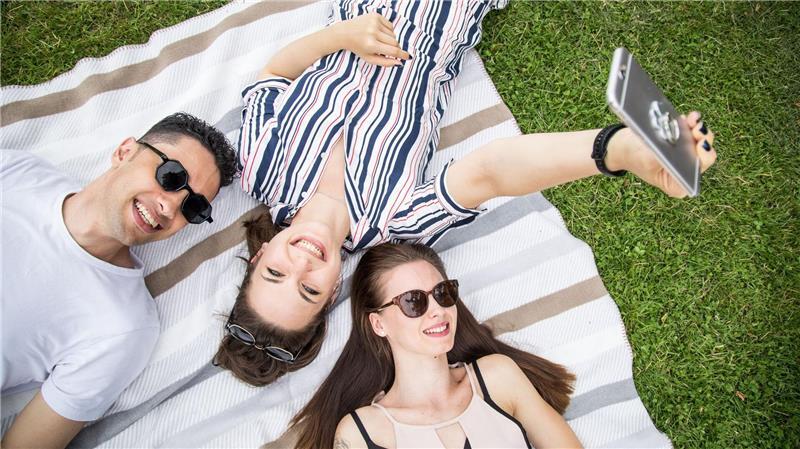 5 Tipps für das perfekte Outfit bei Hitze Weiße Kleidung aus Polyester kann einen hohen UV-Schutz bieten.