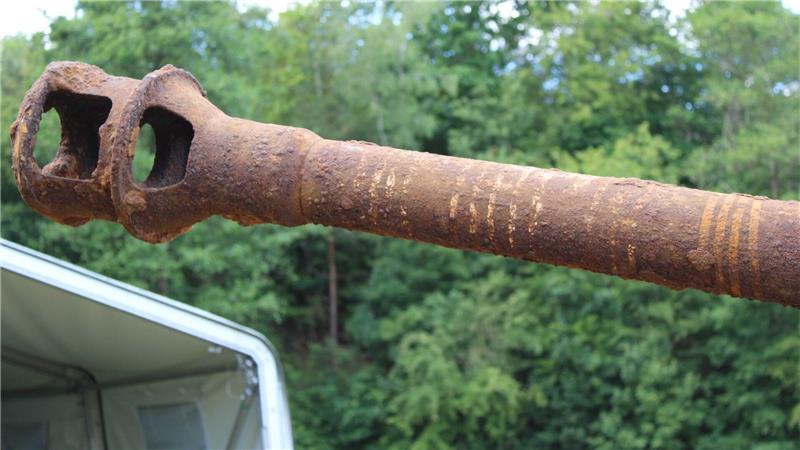 Nordholzer Fund: Was am Sturmgeschütz für Gänsehaut sorgt Weiße Markierungen zeugen von abgeschossenen Panzern.