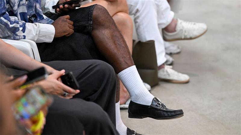 Ist die Wade der neue Waschbrettbauch? Weiße Socken und Loafer zur kurzen Hose - 2026 kein Problem. (Archivbild)