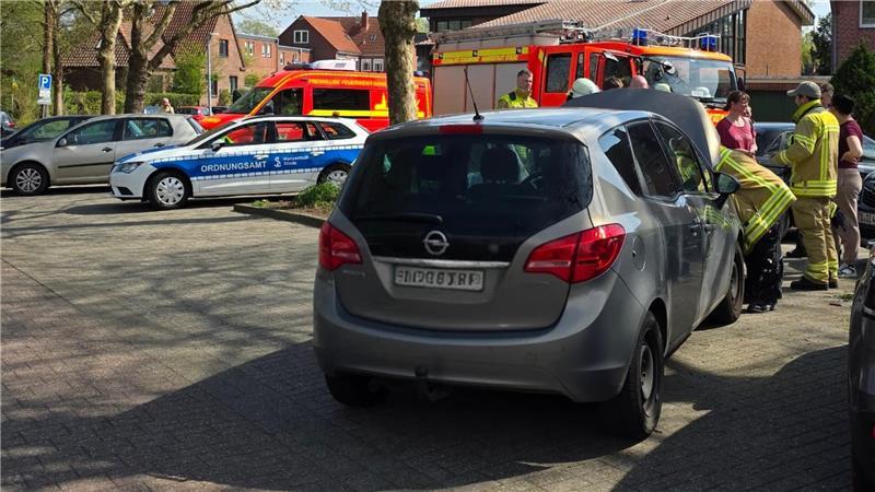 A26: Autos kollidieren in Stade - Zwei Verletzte Weißer Qualm aus der Motorhaube rief am Donnerstag die Feuerwehr auf den Plan.