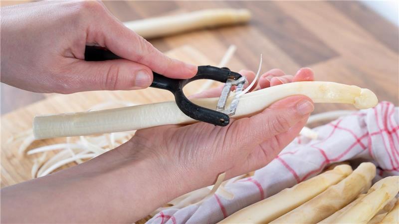 Weißer Spargel wird immer von oben nach unten geschält.