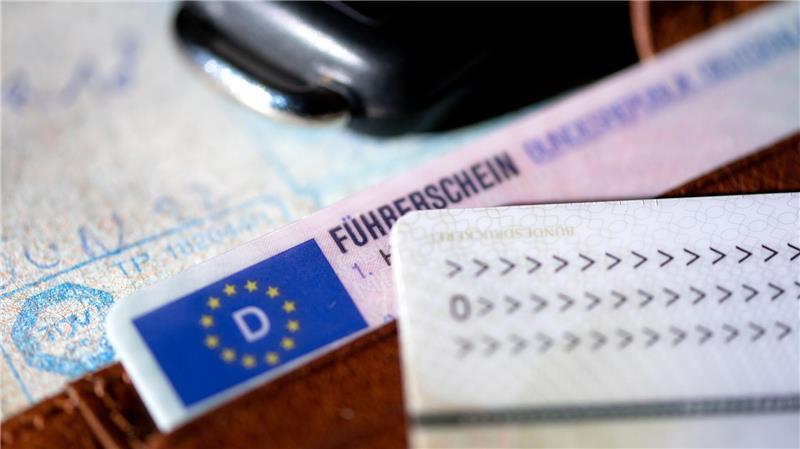 Weißes Pulver auf der Plastikkarte hat einem Autofahrer viel Ärger eingebrockt. (Symbolfoto) 