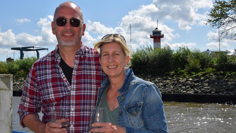 Weißweinschorle ist ihr Sommerdrink: Frank und Regina von Allwörden aus Jork schätzen den Lühe-Anleger.