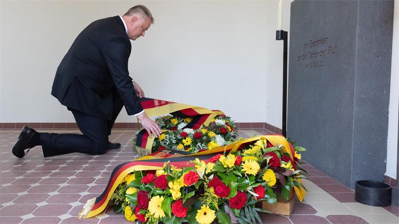 Merz beim Gedenken im Ahrtal: Keinen allein lassen Weit mehr als 100 Menschen starben in der Flutnacht.