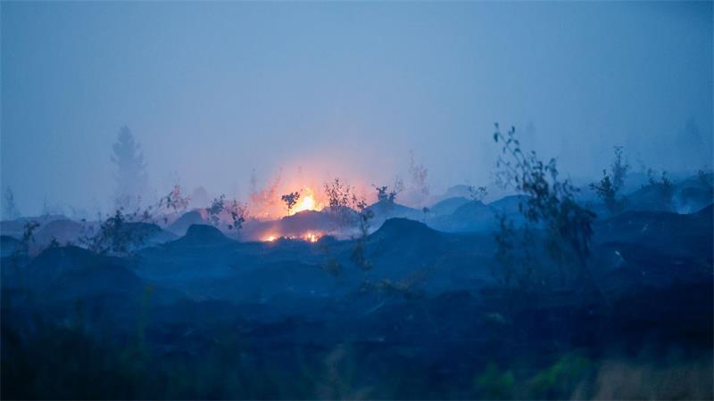 Weite Teile des Hohen Venn an der Grenze zu Deutschland sind von den Flammen betroffen. Ein Brand im Hochmoor birgt besondere Gefahren.