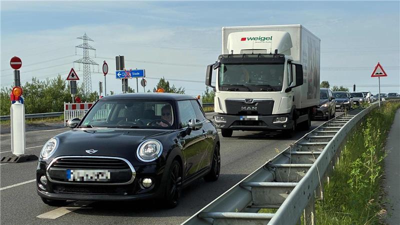 Darum muss der Asphalt auf der A26 saniert werden Weiter geht es an der A26-Baustelle im Bereich der Anschlussstelle Jork.