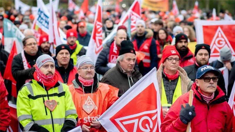 Fast 20.000 Metaller bei Aktionstag im Norden im Ausstand Weitere Aktionen gab es unter anderem in Hamburg, Kiel, Rostock, Lübeck, Bremerhaven und Emden.