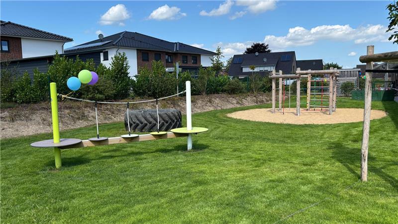 Weitere Spielgeräte auf dem begrünten Außengelände.