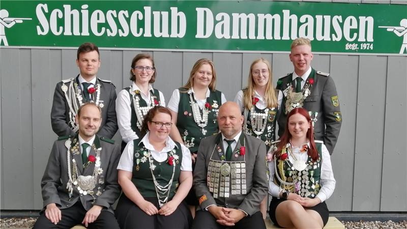 Weitere Würdenträger: hinten von links Froschkönig Christoph Holst, Bienenkönigin Rieke Hinrichs, Beste Dame Imke Cord, Beste Dame Jungschützen Alea Heckert, Bester Mann Jungschützen Jacob Fricke; vorne von links: Bester Mann Sven Eickstädt, Sonnenblumenkönigin Nadine Fitschen, Vogelkönig Heiko Bröhan und Jungschützenkönigin Simone Heckert. Es fehlt der Jungschützenkönig Nils Barghan.