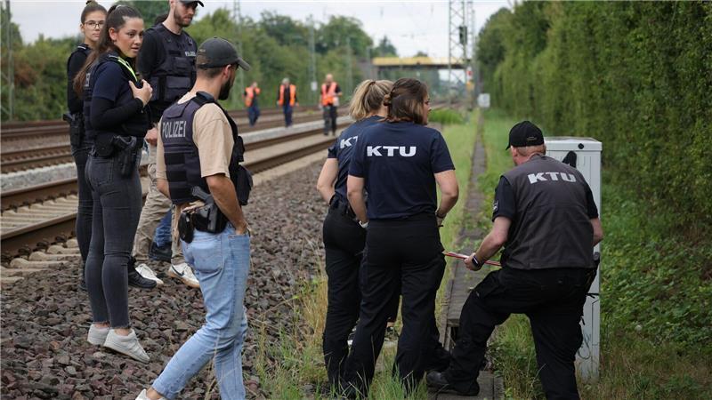 Bilder des Tages Weiterer Brandanschlag : Mitarbeiter von Spurensicherung und KTU untersuchen die Schäden an der Bahnstrecke bei Düsseldorf