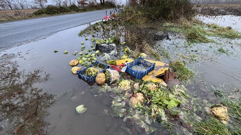 Posse: Schildchen-wechsel-dich-Spiel am Hagener Weg in Dollern geht weiter Weiterhin landet Müll an der Straße, manchmal auch Lebensmittel wie auf diesem Foto.