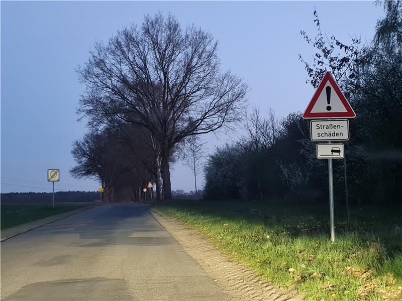 Weiterhin warnen Schilder vor dem schlechten Zustand der Straße nach Wedel. Foto: Beneke