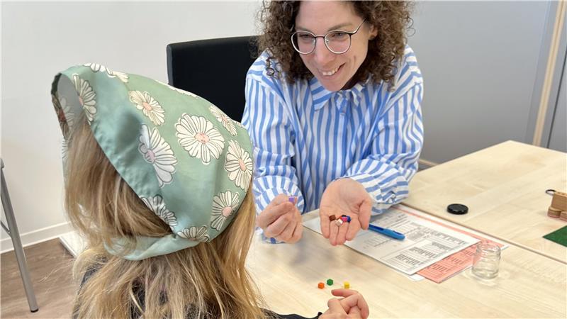 Welche Farbe hat dieser Würfel? Ärztin Dr. Leonie Kietzmann führt routiniert und empathisch zugleich die Schuleingangsuntersuchung durch.