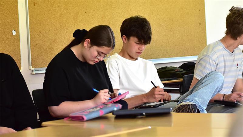 Riesen-Überraschung: So hat die 10c der IGS Stade den Stadtrat gewählt Welche Partei gewinnt die Wahl zum Stader Stadtrat? Sina und Tamme machen ihr Kreuz auf dem Tablet.