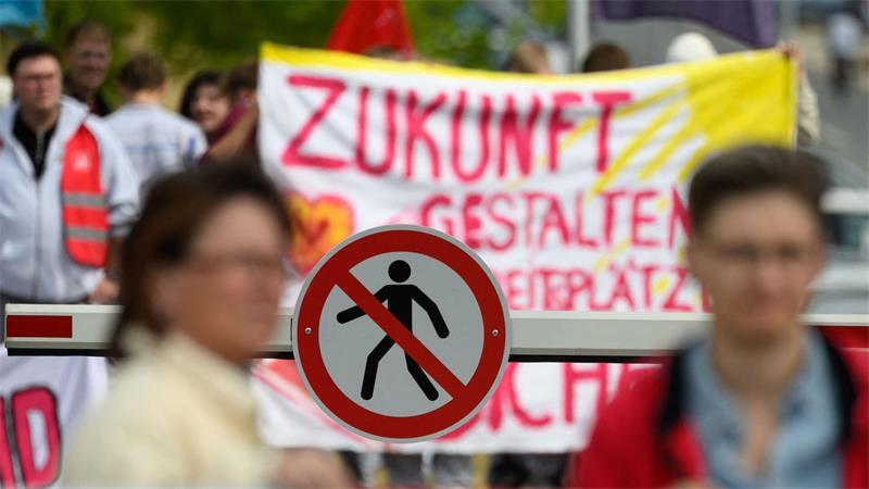 VW-Chef: Kosten zu hoch - Einschnitte im Management Welche Zukunft hat das VW-Werk in Zwickau? Vor einer Betriebsversammlung demonstrieren Beschäftigte mit Kollegen von Zulieferern für den Erhalt der Autofabrik.