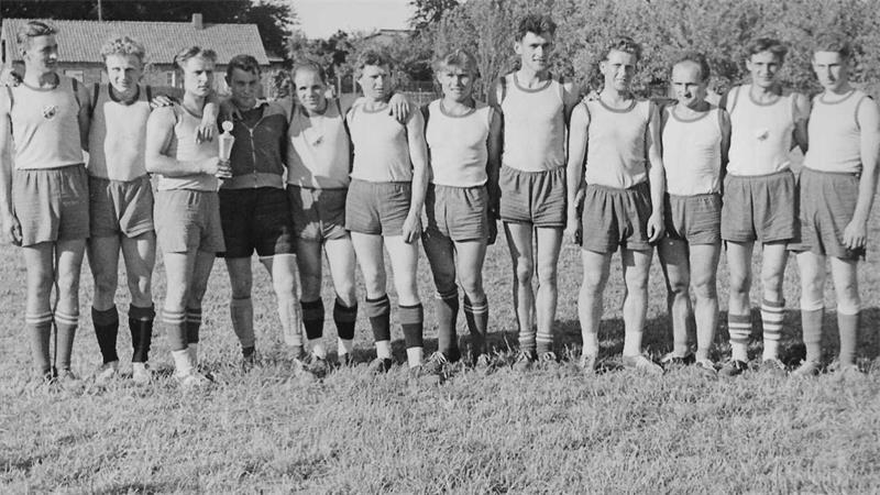 Alte Fotos aus dem Kreis Stade: Welche Geschichten stecken dahinter? Welches Fußballteam ist das?