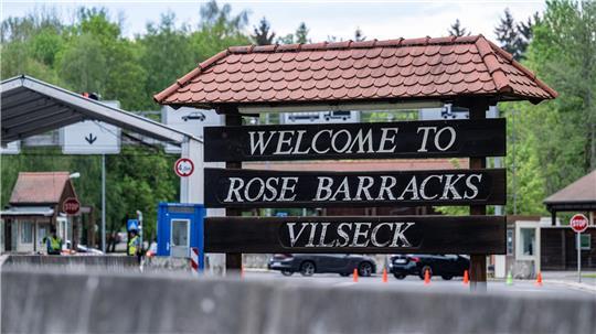 „Welcome to Rose Barracks Vilseck“, steht am Eingang zum US-Standort in der Oberpfalz. Das US-Verteidigungsministerium hatte angekündigt, rund 5.000 der etwa 39.000 in Deutschland stationierten US-Soldaten abzuziehen. 