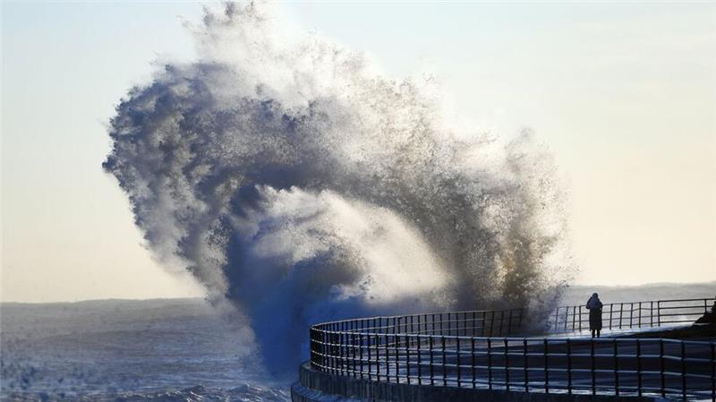 Wellen-Wahnsinn: Riesige Wellen schlagen gegen die Küste von Whitley Bay in North Tyneside im Nordosten Englands. In weiten Teilen des Vereinigten Königreichs gelten Wetterwarnungen für Schnee und Eis, nachdem schwere Überschwemmungen und Schnee bereits zu Verkehrsbehinderungen und Schulschließungen geführt haben.
