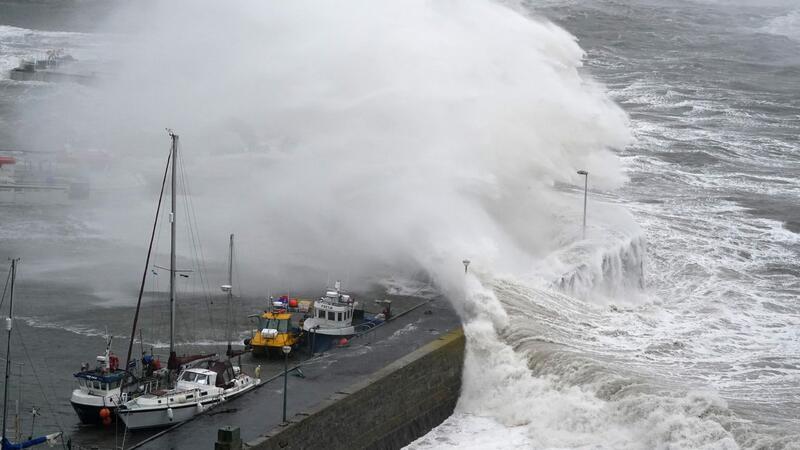 Wellen brechen an einer Anlegemauer im Hafen des schottischen Stonehaven. Der Sturm „Babet“ hat mit extremen Regenfällen bereits für Überschwemmungen in Irland und Teilen Schottlands gesorgt.