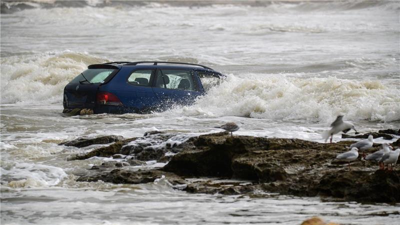 Wellen prallen gegen ein Fahrzeug, das nach einer Sturzflut in der Nähe des Wye River.