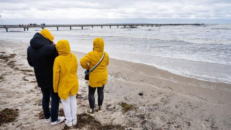 Wellen schlagen an den Ostseestrand.