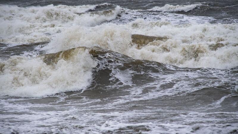 Mehr als 93.500 Unterschriften für Nationalpark Ostsee Wellen schlagen an den Ostseestrand.