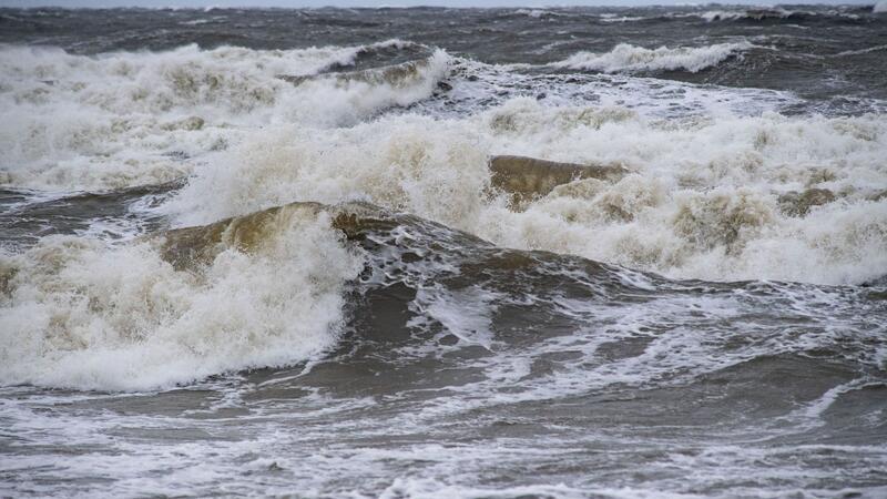 Landtag gegen Enquete-Kommission für besseren Ostseeschutz Wellen schlagen an den Ostseestrand.