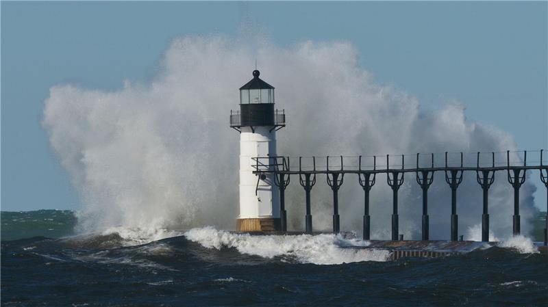 Wellen schlagen gegen den äußeren St. Joseph-Leuchtturm am Ufer des Lake Michigan in den USA.