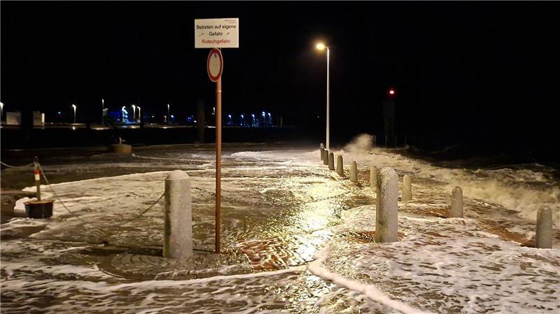 Wellen überspülten die Uferpromenade in Wilhelmshaven. 