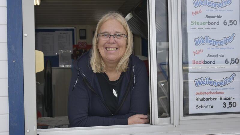 Weiter Park-Ärger am Lühe-Anleger: Was Motorradfahrer und Budenbesitzer sagen Wellenreiter-Wirtin Sylke Öhr freut sich, dass ihre Gäste endlich das schöne Wetter auf dem Anleger genießen können.