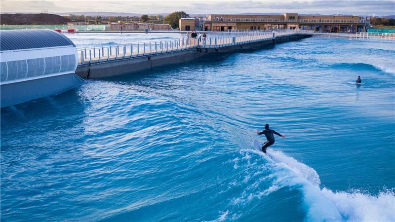 Surfpark Stade: Klagewelle rollt zum nächsten Gericht Wellenreiter auf dem Wasser: So soll der Surfpark in Stade aussehen. Ob und wann er realisiert wird, ist derzeit offen.