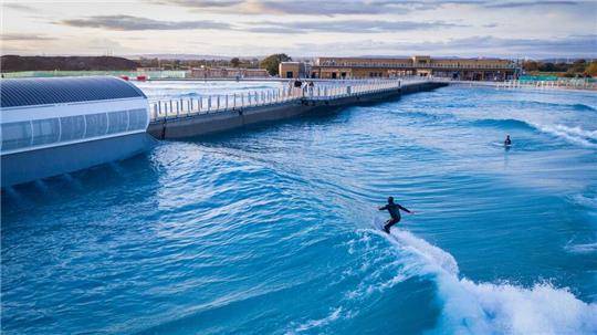 Wellenreiter auf dem Wasser: So soll der Surfpark in Stade aussehen. Ob und wann er realisiert wird, ist derzeit offen.