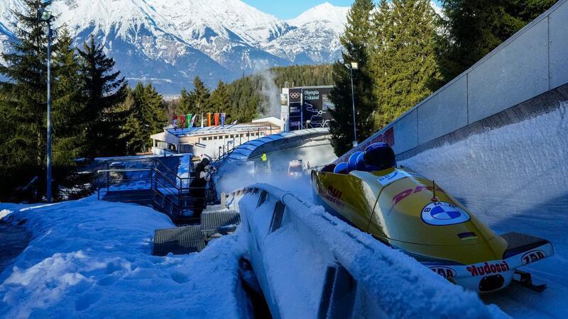 Bilder des Tages Weltcup in Igls: Der deutsche Viererbob mit Fahrer Adam Ammour, Issam Ammour, Benedikt Hertel und Rupert Schenk erreicht die Zielgerade.