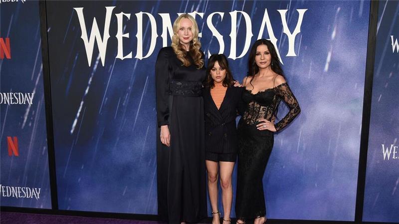 Welterfolg „Wednesday“: Gwendoline Christie, Jenna Ortega und Catherine Zeta-Jones (l-r). (Archivbild)