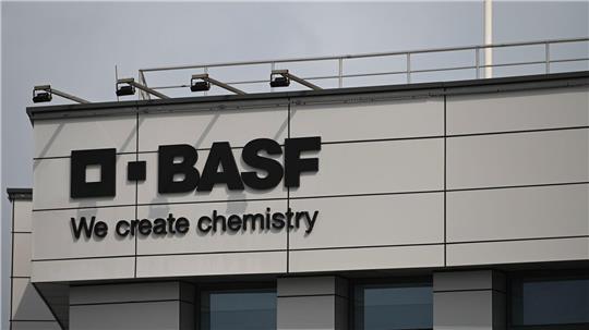 Weltgrößter Chemiekonzern BASF: Niedrigere Verkaufspreise und negative Währungseffekte belasten. (Archivbild)