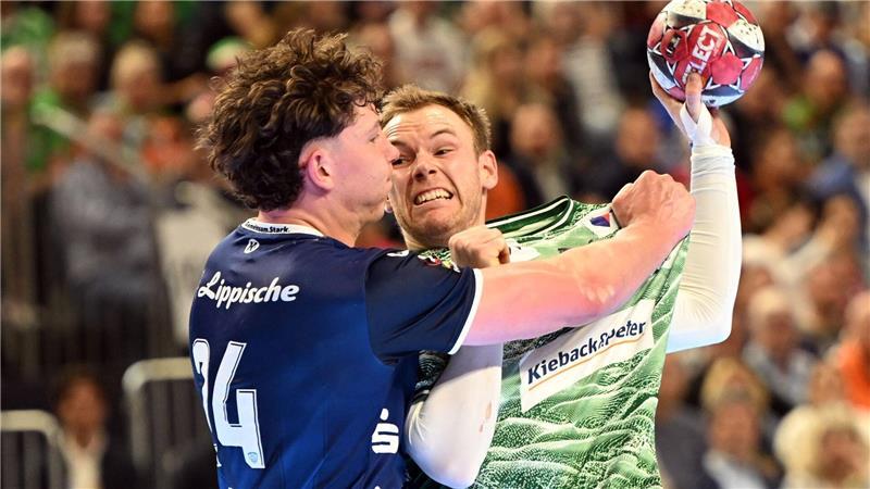 Welthandballer Mathias Gidsel wird hart von Lemgos Joel Willecke attackiert