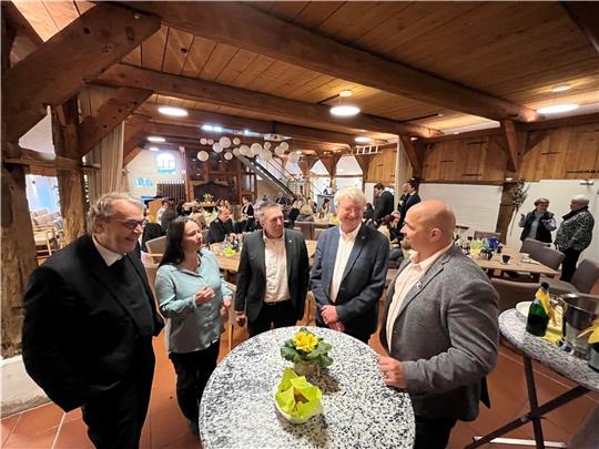 Weltliche und geistliche Macht im Gespräch: Pastor Olaf Prigge (links) und Pastor Uwe Junge (2. von rechts) im Gespräch mit den drei Bürgermeistern Sonja Zinke, Timo Gerke und Nikolai Müller (von links) beim Neujahrsempfang Steinkirchen/Grü