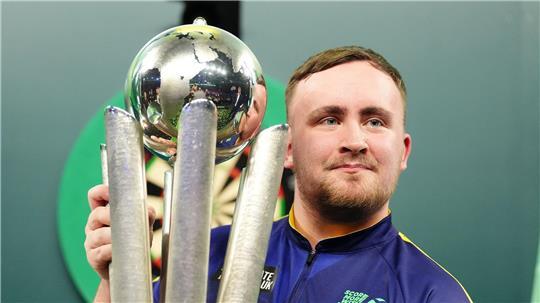 Weltmeister Luke Littler mit der Sid Waddell Trophy nach seinem Sieg im Finale.